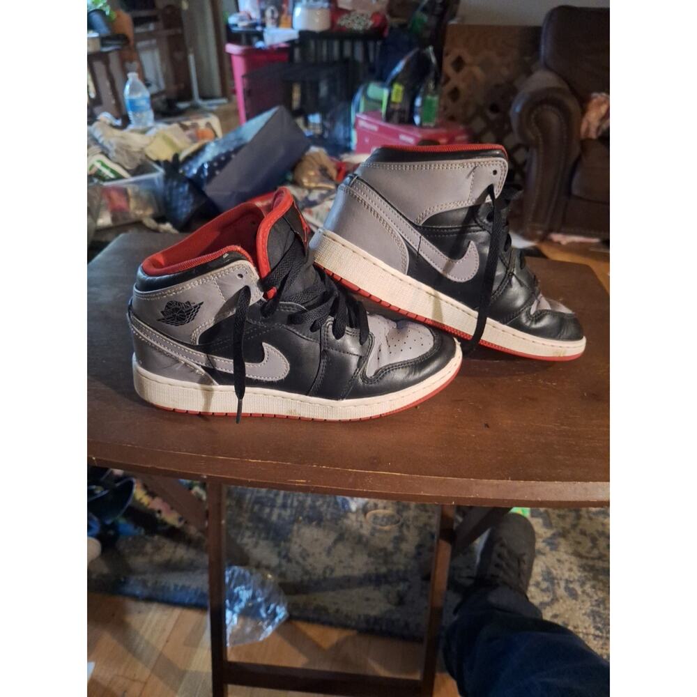 Air Jordan 1 Retro Mid “BRED SHADOW” Size 5 Youth Black Red & Gray